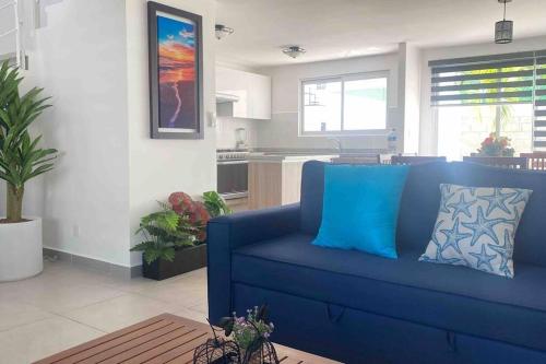 阿卡普尔科Hermosa casa en Acapulco con club de Playa.的客厅设有蓝色沙发,配有厨房