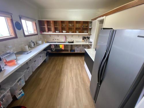 卧龙岗Normandie Wollongong的带冰箱和木地板的大厨房