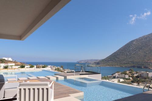巴利恩Nandana Luxury Villa, an infinite blue experience, By ThinkVilla的大型海景游泳池