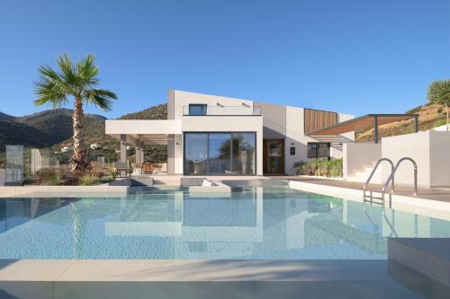 巴利恩Mayana Luxury Villa, an infinite blue experience, by ThinkVilla的别墅前设有游泳池