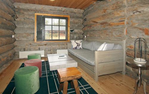 萨利色尔卡Kuukkeli Log Houses Porakka Inn的小木屋内带沙发的客厅