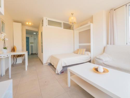 托罗克斯Cubo's Apartamento Costa del Oro的客房设有床、沙发和桌子。