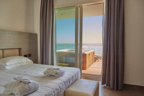 米兰马瑞提那贝莱蒂尼酒店 的一间卧室配有一张床,享有海景