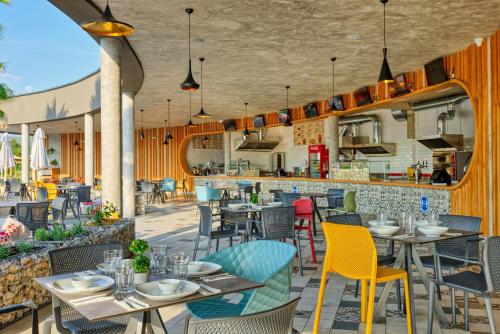 希萨里亚Terme di Hissar Camping的一间带桌椅的餐厅和一间酒吧
