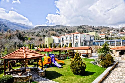 YerakárionAlexander Mountain Resort的一个带游乐场和大楼的度假胜地