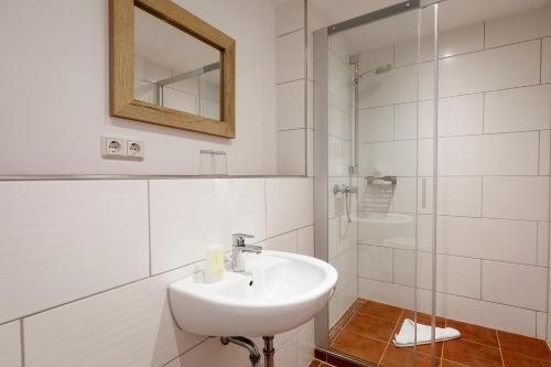 黑尔戈兰岛Hotel Helgolandia的白色的浴室设有水槽和镜子