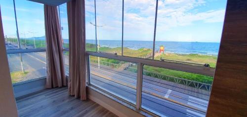 纳韦甘蒂斯Navega Beach Palace Hotel的客房设有海景大窗户。