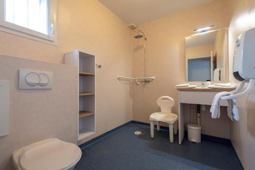 索米尔Terres de France - Le Domaine Du Golf的一间带卫生间和水槽的浴室