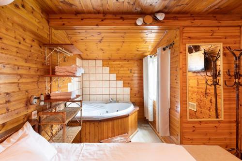 莫沙夫拉莫特Nof kinnert的木墙内带浴缸的浴室