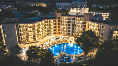 金沙Prestige Hotel and Aquapark - All inclusive的享有酒店空中景致,设有大型游泳池