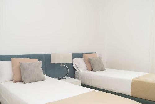 卡拉德米哈斯Exclusivo Atico en La Cala Golf的卧室内两张并排的床