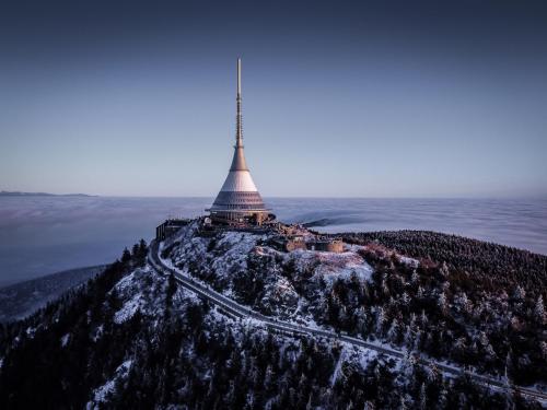 Světlá pod JeštědemJeštěd golf restaurace a penzion的山顶塔的图象