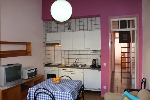 奥尔塔豪斯佩达日雅维尔德玛尔酒店的厨房配有桌子和桌布