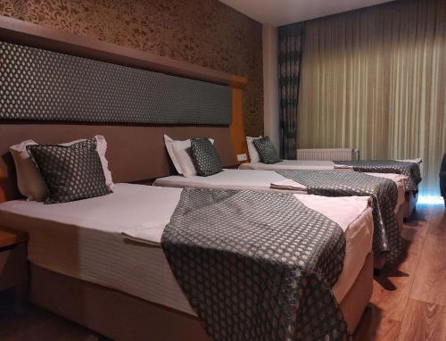ÇayirhisarBalıkesir Öğretmenevi的一间酒店客房,房间内设有两张床