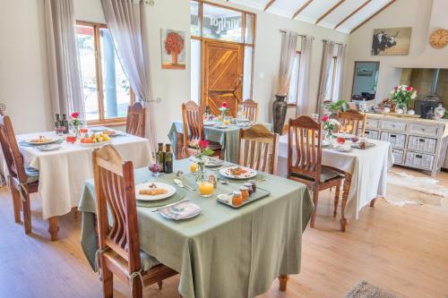 蒙塔古Mirihof Retreat and Olive Estate的用餐室配有桌椅和食物