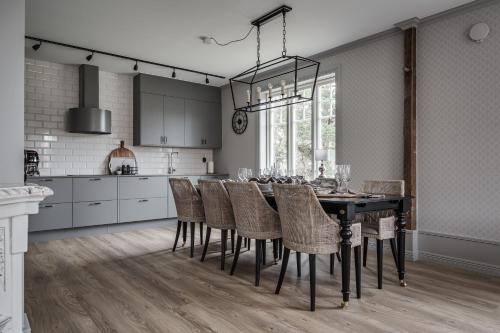 耶夫勒Trädgårdsmästarbostaden / The Gardeners Villa的厨房配有黑色用餐室的桌椅