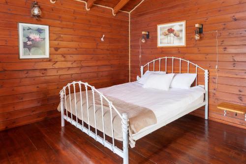 莫沙夫拉莫特Nof kinnert的木制客房内的一间白色床卧室