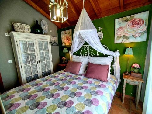 蓬塔戈尔达El Topo的一间卧室配有一张带天蓬的床