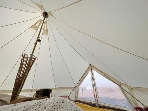 ShāhiqDesert Private Camps -ShootingStar Camp的大型白色帐篷,设有大窗户
