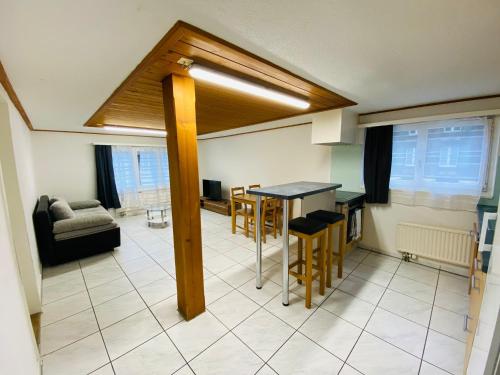 Matten2 Bedroom Apartment - Matten的厨房以及带桌椅的起居室。