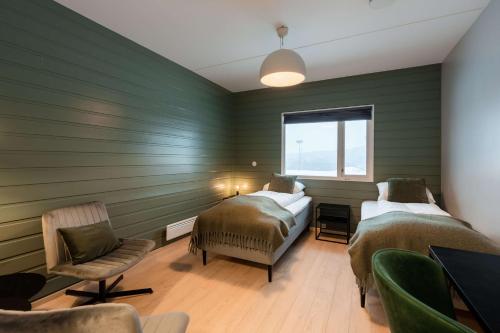 奥斯陆奥林匹亚顶级运动酒店- 斯堪迪克酒店的绿色客房 - 带两张床和椅子