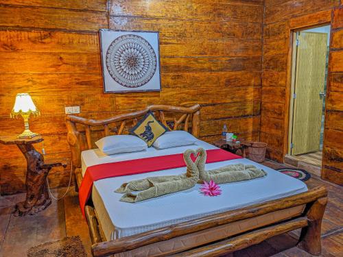 锡吉里亚Sigiri Choona Lodge 'unique sunrise viewpoint'的一间卧室,床上放着动物