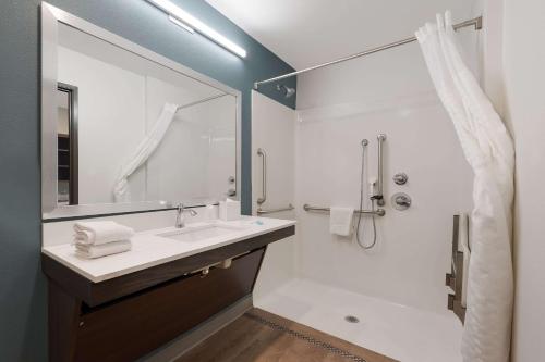 凤凰城WoodSpring Suites Phoenix-Deer Valley的一间带水槽和淋浴的浴室