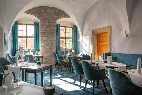 奥尔施泰特奥尔施泰特城堡度假酒店的一间在房间内配有桌椅的餐厅