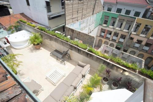 巴拿马城AmazINN Places Private Rooftop and Jacuzzi IX的享有带椅子和植物的庭院的景色。