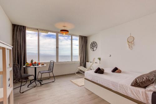 卡亚俄萨尔瓦赫Ocean Loka的一间卧室配有一张床、一张桌子和一个窗户。