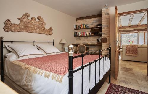 波马尔Charmot de Pommard的一间卧室,卧室内配有一张大床