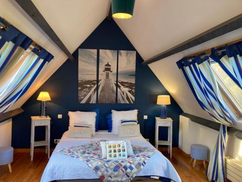 勒波诺埃库伊特酒店的一间蓝色卧室,配有床和2个床头柜