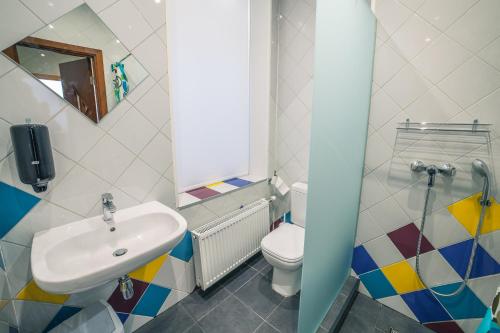 里加马赛克酒店的一间带水槽和卫生间的浴室