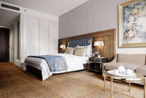 伊斯坦布尔Ramada Plaza Sultanahmet的一间卧室配有一张床、一张沙发和一张桌子