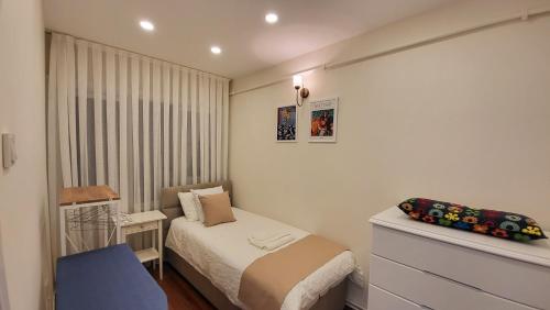 伊斯坦布尔Flat with Bosphorus view in Rumelihisarı的一间小卧室,配有一张床和一个梳妆台