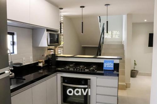 皮帕Qavi - Casa fantástica no condomínio Vista Hermosa #CasaNanu09的厨房配有黑色台面和炉灶烤箱