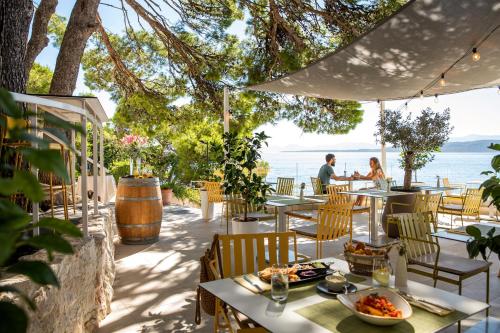 伊格拉恩TUI BLUE Makarska - Adults Only的一间设有桌椅的海景餐厅