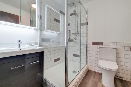 里士满Roomspace Serviced Apartments - Brewers Lane的带淋浴、卫生间和盥洗盆的浴室
