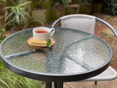 德班Ladybird的玻璃桌,茶和三明治