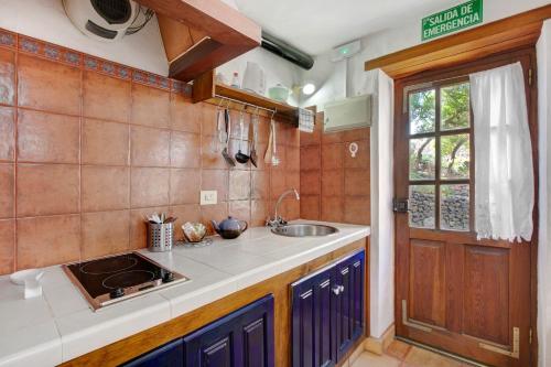 巴尔韦尔德Las Adelfas的厨房配有水槽和台面