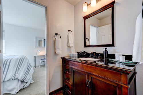 温莎with Pool & Hot Tub, Beautifully Appointed 4BR Home! home的一间带水槽和镜子的浴室