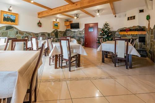 克鲁斯兹考采willapieninska的一间餐厅,配有桌椅和圣诞树
