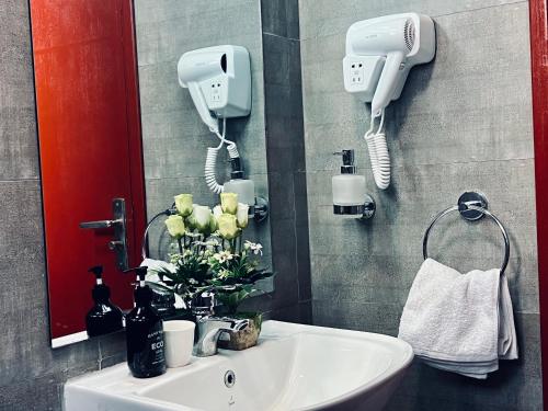 Kiembi SamakiAfrica Mbweni Apartment的一间带水槽和镜子的浴室