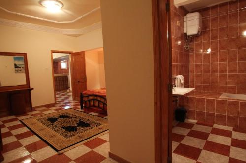 努瓦克肖特艾米拉酒店的带淋浴、盥洗盆和卫生间的浴室