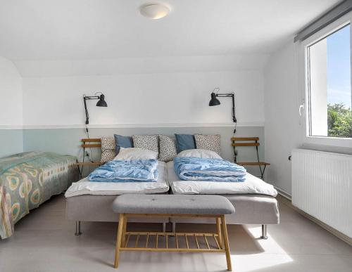 Kolby KåsTante Tut & Onkel E - B & B - Hotel的两张床位于带窗户的房间内