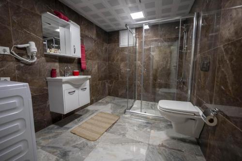 安塔利亚ABC Apart Hotel的带淋浴、卫生间和盥洗盆的浴室