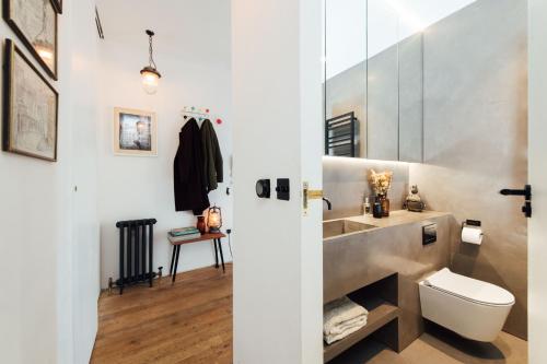 芬奇利Stylish 2 Bedroom Flat with a Private Sauna的一间带水槽和卫生间的浴室