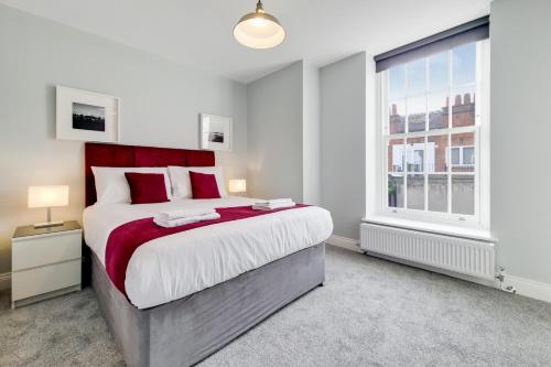 里士满Roomspace Serviced Apartments - Brewers Lane的一间卧室设有一张大床和一个窗户。