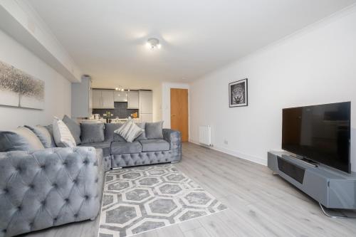 阿伯丁Panacotta House - Luxury 1 Bed Apartment in Aberdeen的带沙发和平面电视的客厅