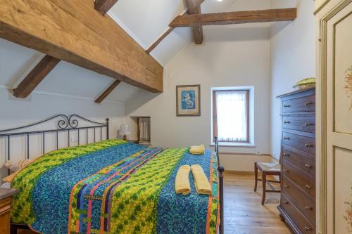 克拉尼斯卡戈拉Country House Viktor的一间卧室设有一张大床,铺有木地板
